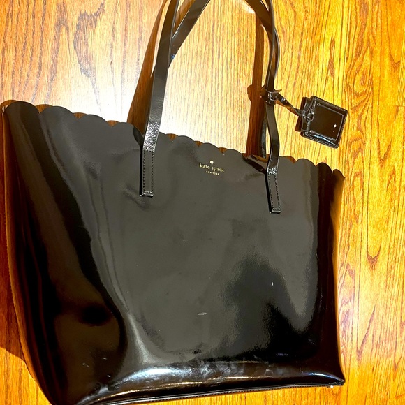 Kate Spade Lily Ave Carrigan Black Patent Leather Scallop Large Tote - Picture 3 of 9